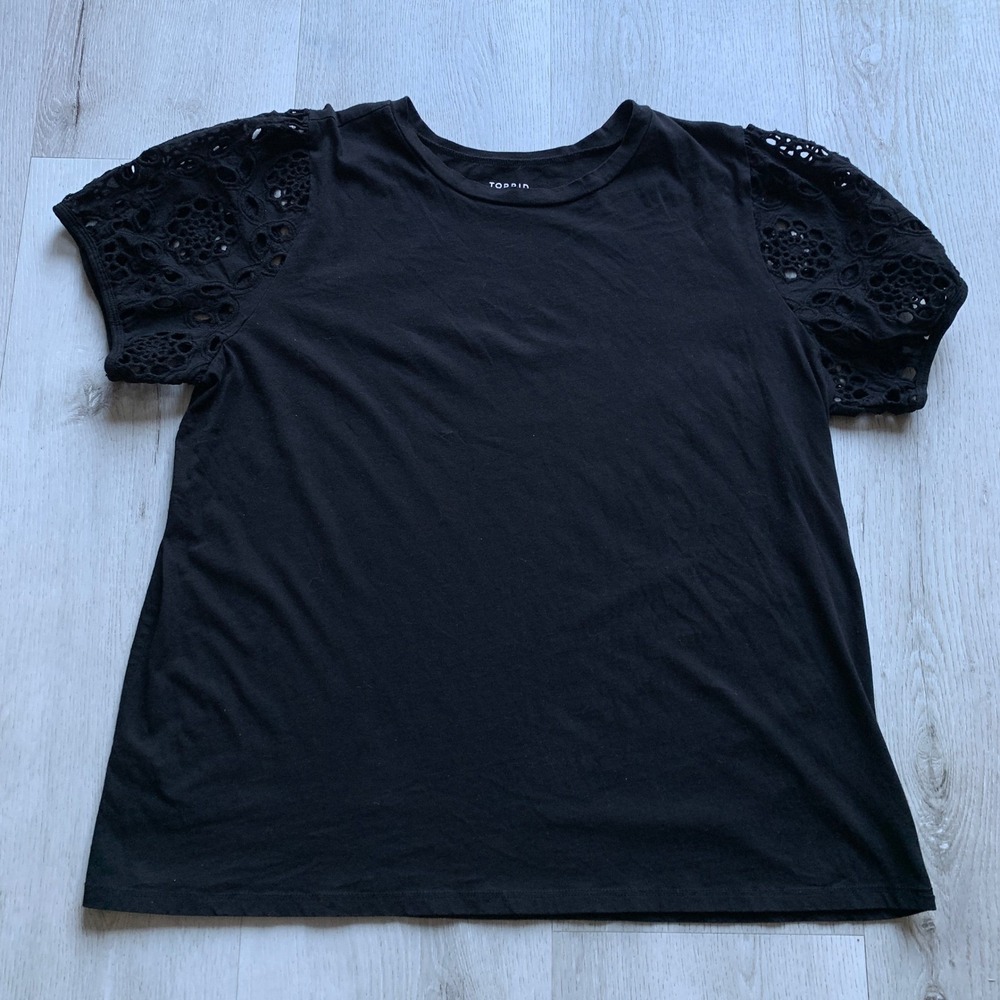 Torrid Women's Classic Fit Sz 2‎ Black Eyelet Puff Sleeve T-Shirt
